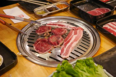 Izgara domuz eti ve biftekli Kore restoranı.