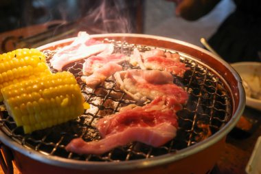 Izgara domuz eti ve biftekli Kore restoranı.