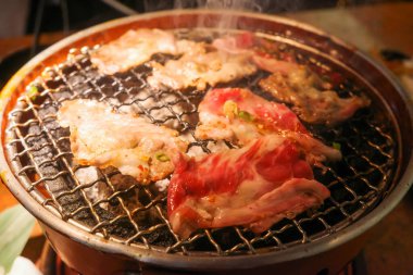 Izgara domuz eti ve biftekli Kore restoranı.