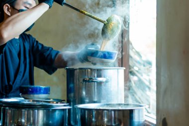 Kuzey yemeği (khao soi) Khao soi çorbası sıcak bir tencerede