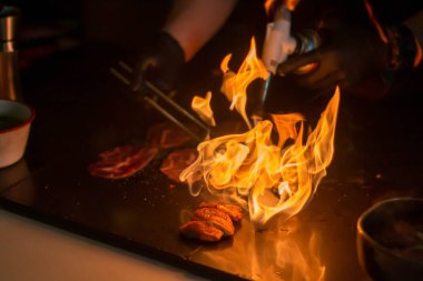 Şeften meşaleyle ızgara et, ateş.