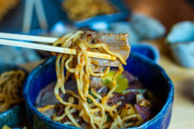 Kuzey Tayland yemeği (Khao Soi karidesi)