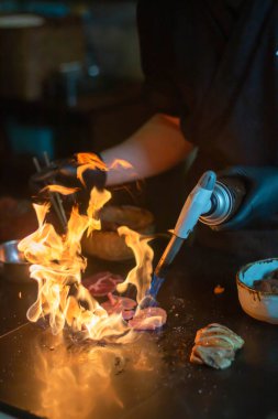 Şeften meşaleyle ızgara et, ateş.