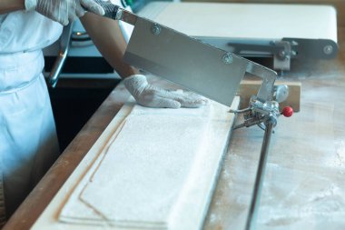 Şef çiğ Japon eriştesi yapıyor.