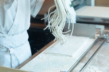 Şef çiğ Japon eriştesi yapıyor.