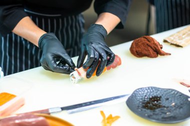 Japon suşisi, Şef eller Japon yemeği hazırlıyor, Japon şef restoranda suşi yapıyor.