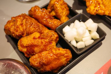 Kızarmış tavuk ve beyaz turp.