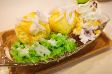 yapışkan pirinç, Hindistan cevizi sütü ve krem şanti ile Mango Dondurma