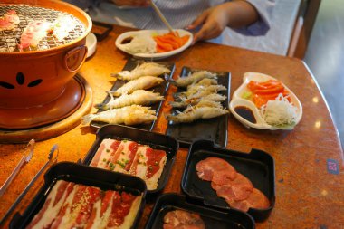 Izgara karides, kömür ocağı, duman, ızgara