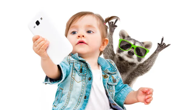 Carino Bambina Selfie Con Procione Occhiali Sole Sul Telefono Isolato — Foto Stock