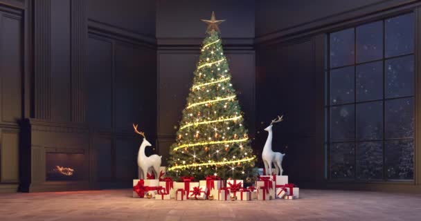 窓の後ろの夜と冬の雪景色で暖炉の火で家の中の光とたくさんの贈り物でクリスマスツリーをきらびやかに — ストック動画