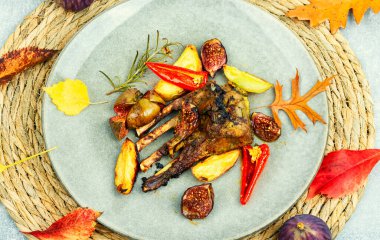 Kaburgalarda kuzu eti, incirle kızartılmış..