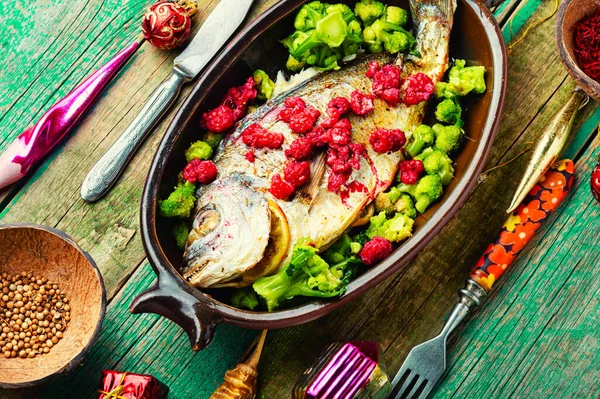 Meyve Salamurasında Tam Pişmiş Balık Noel Yemeği — Stok fotoğraf