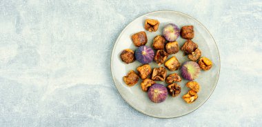 İncirli olgun meyveler, kurutulmuş incirler. Kurumuş meyve, sonbahar hasadı. Kopyalama alanı olan düz