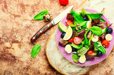 Taze bitkiler, sebzeler ve pastırma ile iştah açıcı salata. Taze salata.