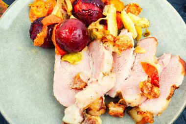 Lezzetli domuz derisi ve sebze ve erikle pişirilmiş domuz pastırması..