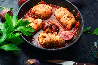 Demir tavada sonbahar inciri bulunan lezzetli et sosisi.