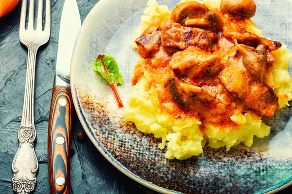 Patates püresiyle süslenmiş güveç parçaları. Lezzetli et yahnisi.
