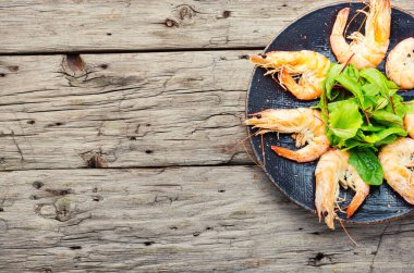 Eski bir köy masasında kaynamış kral karides kuyrukları. Boşluğu kopyala