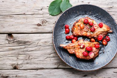 Kiraz sosunda pişirilmiş lezzetli et parçaları. Boşluğu kopyala