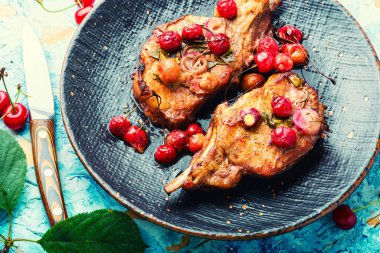 Kiraz salamurasında iki pişmiş biftek. Çilek soslu ızgara et.