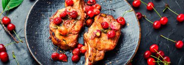 Kiraz sosunda pişirilmiş lezzetli et parçaları..