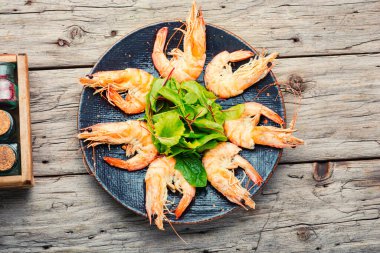 Eski bir kırsal masada haşlanmış kral karides kuyrukları.