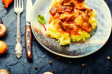 Soslu et yahnisi ve patates püresi. Ev yapımı gulaş.