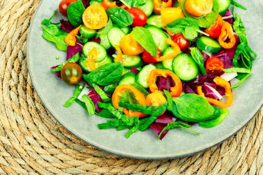 Domates salatası, salatalık, biber ve marul salatası..