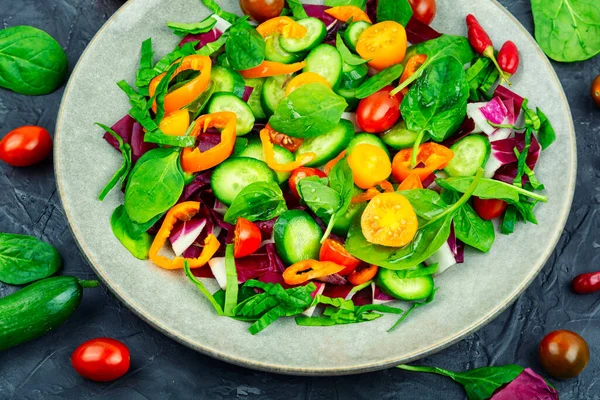 Heerlijke Salade Van Tomaten Komkommers Paprika Spinazie Plantaardige Salade Het — Stockfoto