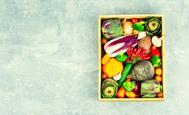 Taze sebze çeşitleri. Tahta bir kutuda çiğ sebze çeşitliliği. Boşluğu kopyala