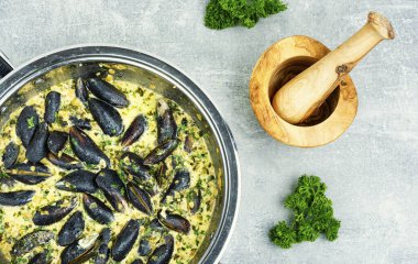 Krema soslu, iştah açıcı midyeler pişirdim.