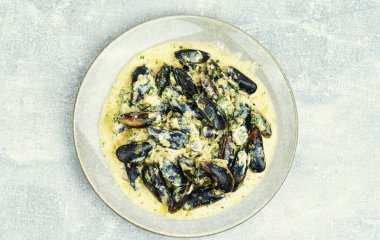 Kremalı sosta, deniz mahsullerinde, iştah açıcı midyeler pişirdim.