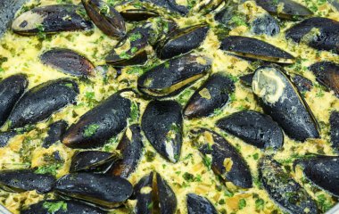 Krema soslu, iştah açıcı midyeler pişirdim.