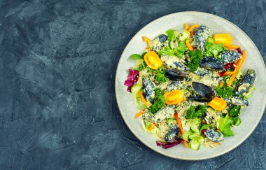 Taze sebze, bitki ve midye salatası..