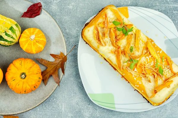 Yapımı Kekler Sonbahar Tarifi Portakal Kabuklarıyla Süslenmiş Süzme Peynir Kabağı — Stok fotoğraf