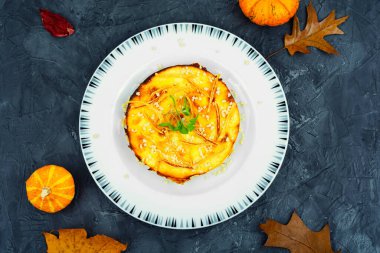 Ev yapımı kekler, sonbahar tarifi. Portakal kabuklarıyla süslenmiş süzme peynir kabağı güveci..