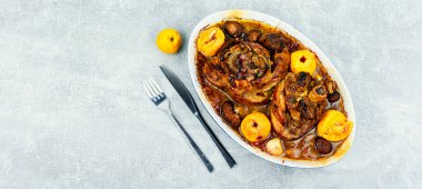 Kızarmış domuz budu, lahana ve elmayla birlikte. Domuz budu, Alman yemeği, kopyalama alanı