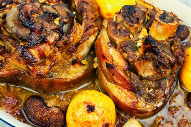 Geleneksel domuz budu koyu bira, lahana turşusu ve elmayla pişirilir. Alman tarifi.