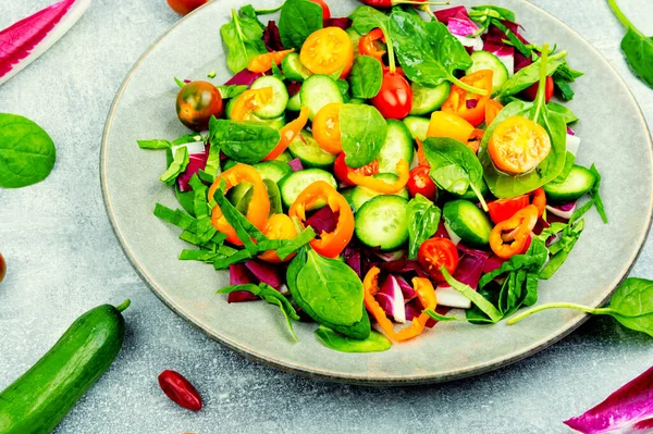 Zomer Heerlijke Salade Van Tomaten Komkommers Pepers Spinazie — Stockfoto