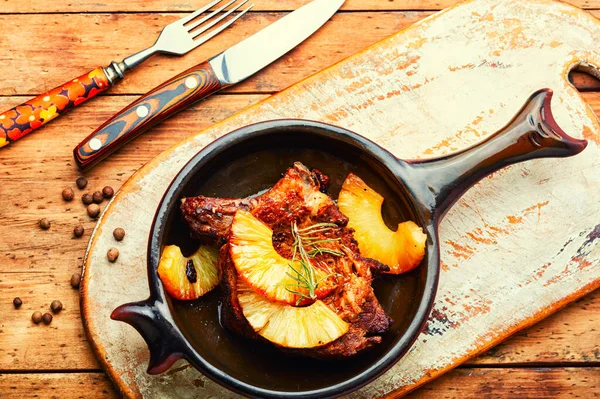 Leckeres Fleischsteak Serviert Mit Ananasringen Fleischgericht Auf Altem Holztisch — Stockfoto