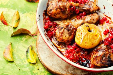 Elma ve böğürtlenli ızgara tavuk budu. Sonbahar et tarifi.