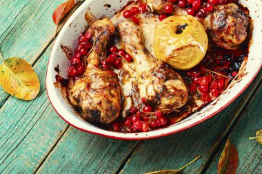 Elma ve rovanla pişirilmiş tavuk budu..