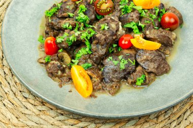 Mantar ve domatesle pişirilmiş tavuk ciğeri. Gürcistan tarifi