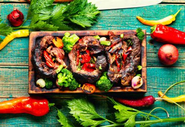 Sebzelerle doldurulmuş ızgara et. Etli börek