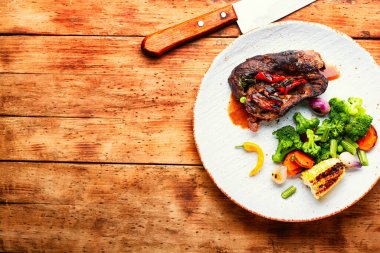 Sebze garnitürlü kızarmış et. Kızarmış et ve sebze. Boşluğu kopyala