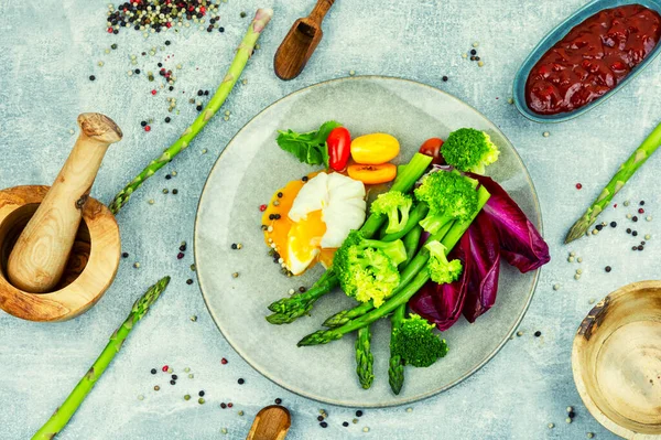 Salad Asparagus Lettuce Broccoli Tomato Poached Egg Healthy Lunch — Stock Photo, Image