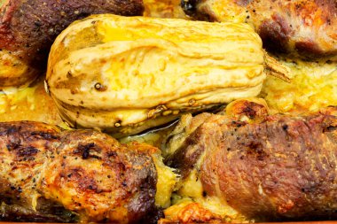 Balkabağı ve peynirle doldurulmuş lezzetli etli börekler. Gıda arkaplanı