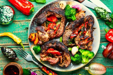 Sebzelerle doldurulmuş kızarmış et..