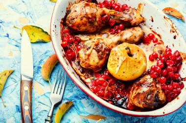 Elma ve böğürtlen salamurasında tavuk eti. Fırında kavrulmuş tavuk butları.